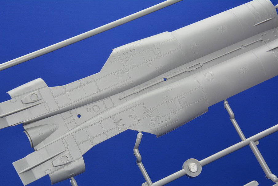 Amazon | ICM 1/48 ミグ MiG-25 RBT 48901 プラモデル
